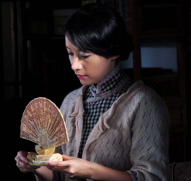 扇娘:杜鹃和含雪去吃宵夜,在后院发现了乞丐婆婆的讨饭袋!