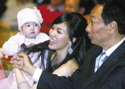 婚后生下二女一子,最小的女儿郭晓嫒2014年出世,跟郭台铭与前妻林淑如