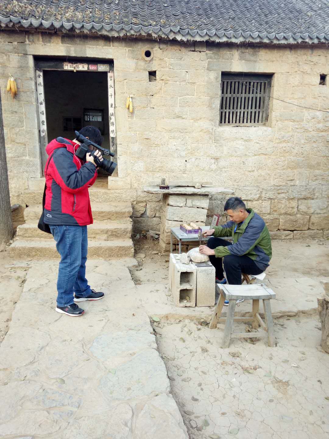 山东民间艺人孔庆泗:石头上手工雕刻梅兰竹菊