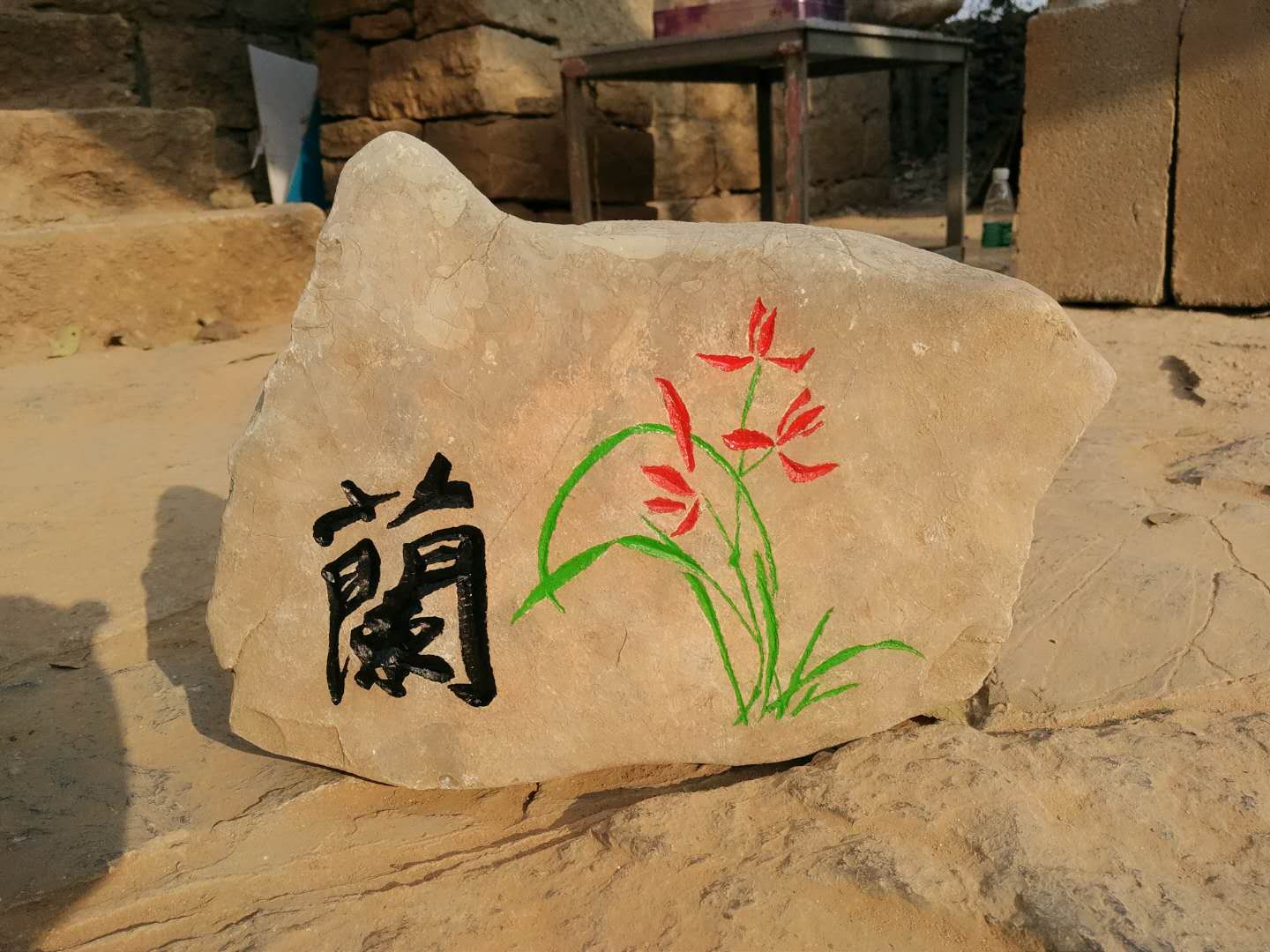 山东民间艺人孔庆泗:石头上手工雕刻梅兰竹菊