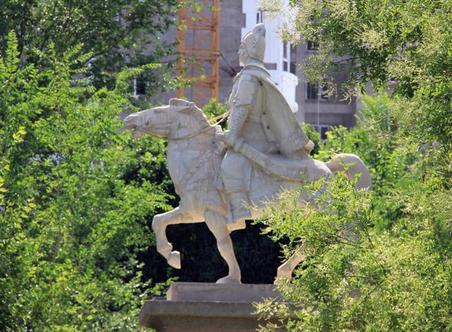 土尔扈特汗王花巨资建王府,有大殿和东西两宫,宫殿式建筑成国保