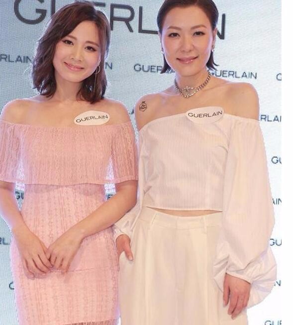 田蕊妮和朱晨丽一起出席某护肤品牌的的活动,两人都选择了露肩的服装