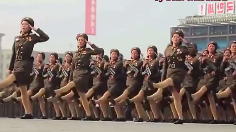 近距离观看朝鲜阅兵式女兵方队,这是满屏的大白腿