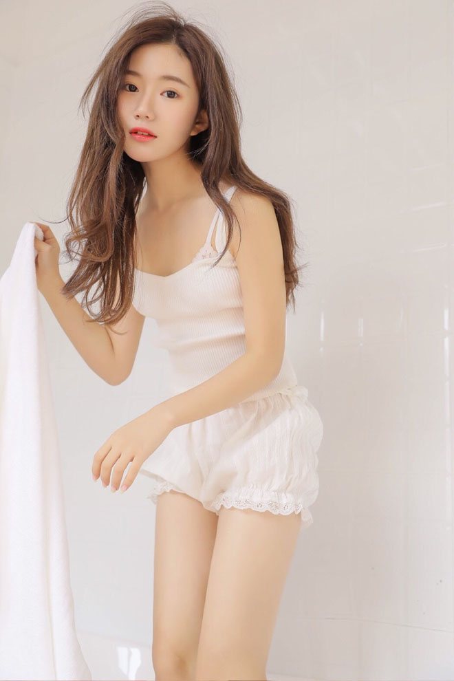 大胆美女白皙美腿性感诱惑美女图片