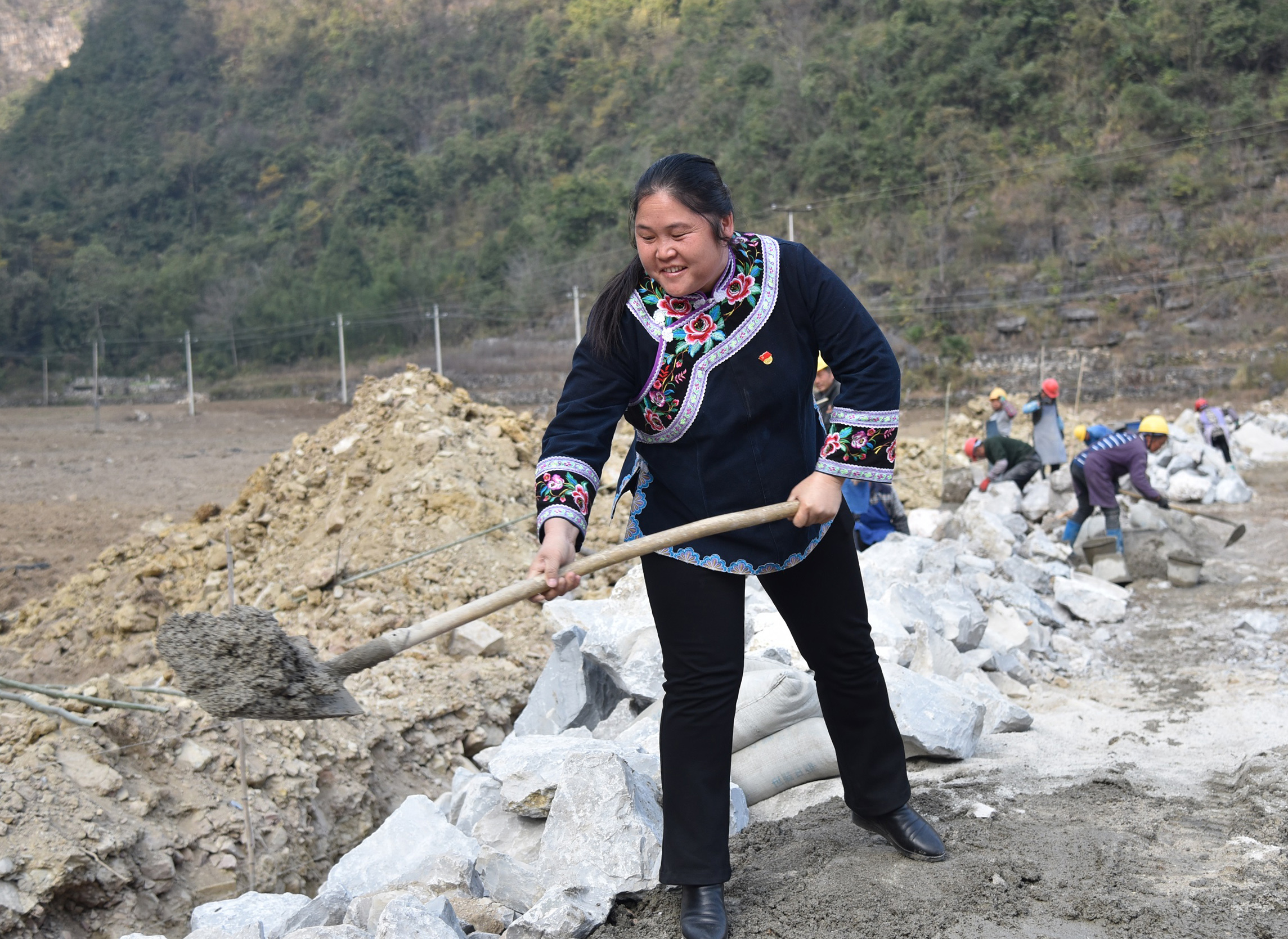 (十九大代表在基层·图文互动(3"女愚公"邓迎香:用心用情做党的政策