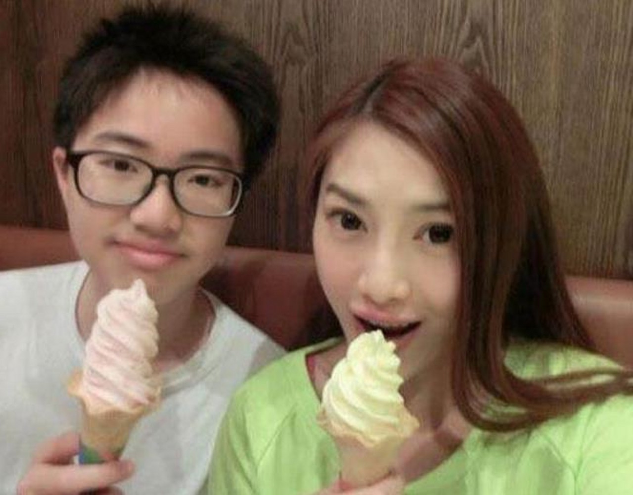 女星史蒂芬妮与儿子在海边度假,两人不像母子关系,反而更像情侣.