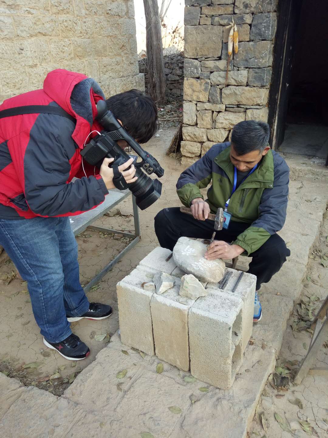 山东民间艺人孔庆泗:石头上手工雕刻梅兰竹菊