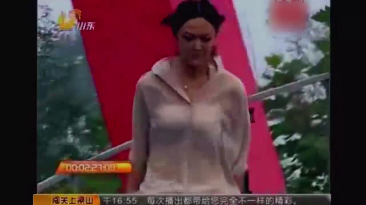 美女选手闯关挑战!身手矫健!可惜还是遗憾落水!