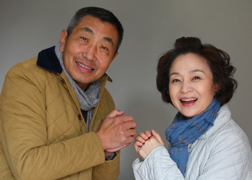 29岁出道,50岁被曝找小姐,如今携妻走过35个年头,妻子身份成谜
