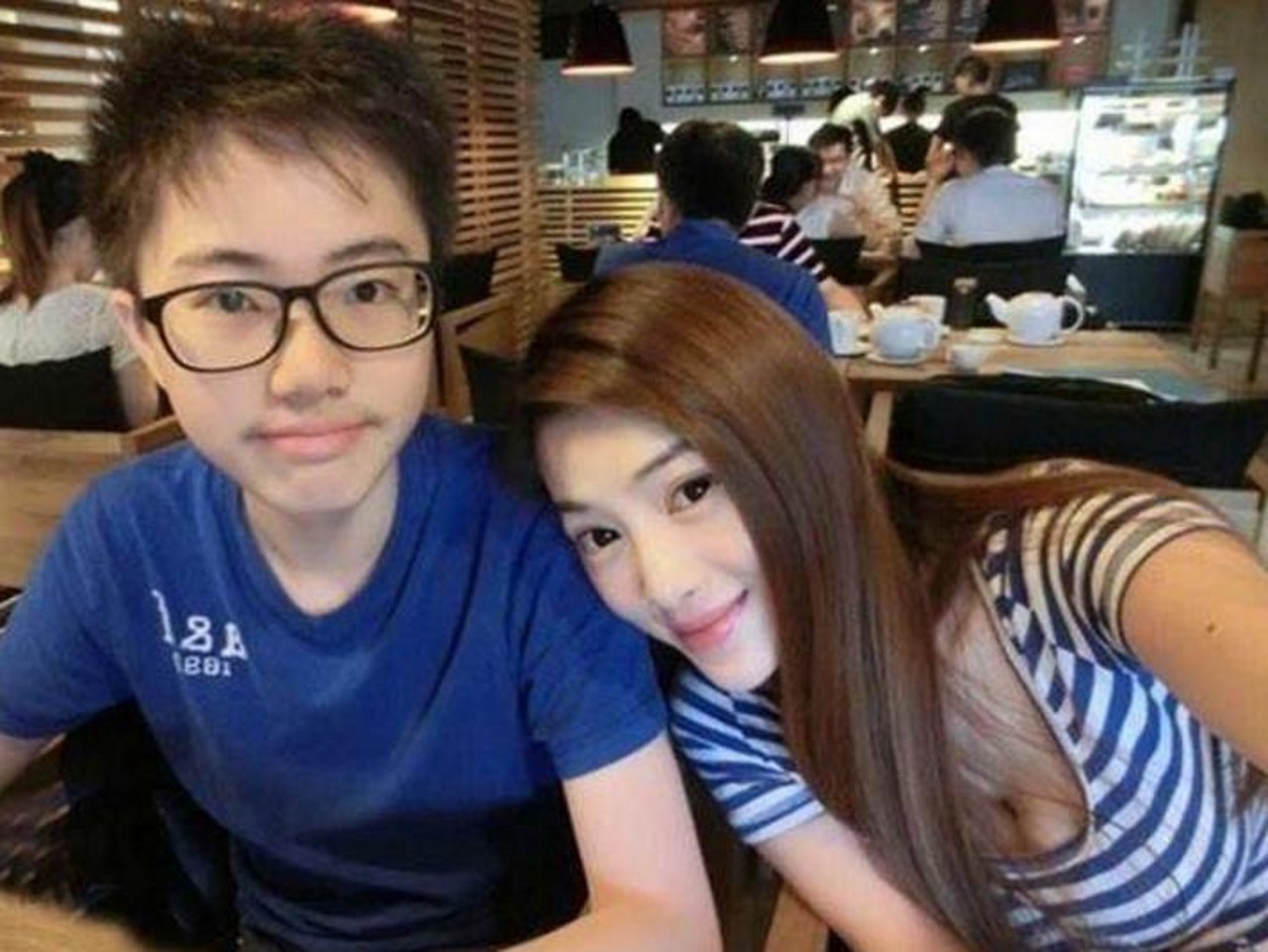 女星史蒂芬妮与儿子在海边度假,两人不像母子关系,反而更像情侣.