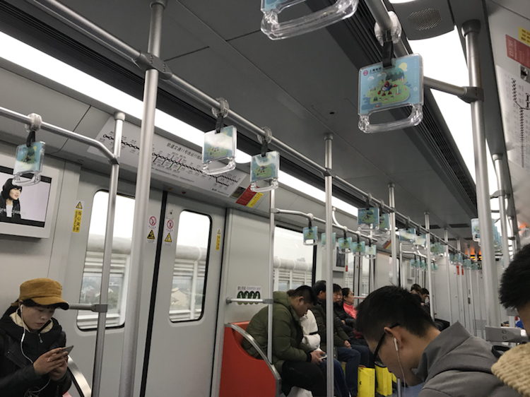 上海地铁11号线车厢内一瞥
