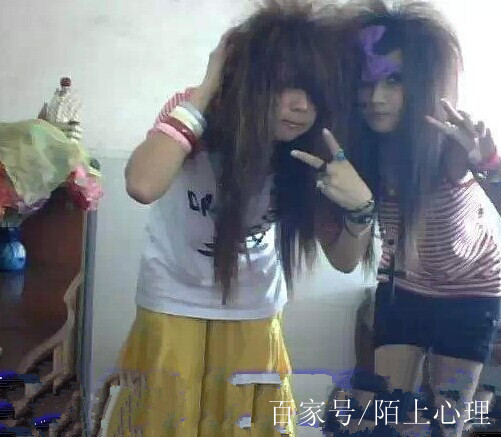 曾经,杀马特女生十分叛逆,如今,她们开始相夫教子,过得怎样了