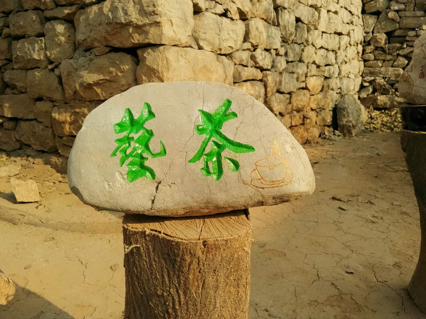 山东民间艺人孔庆泗:石头上手工雕刻梅兰竹菊