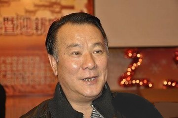 看到李修贤的照片,突然想起美人迟暮,末路英雄这句话