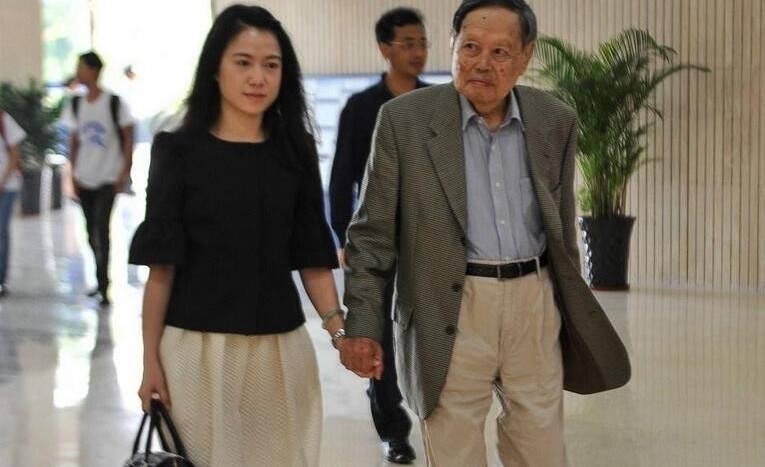 杨振宁有两任妻子. 他的第一任杜致礼,是杜聿明的女儿.