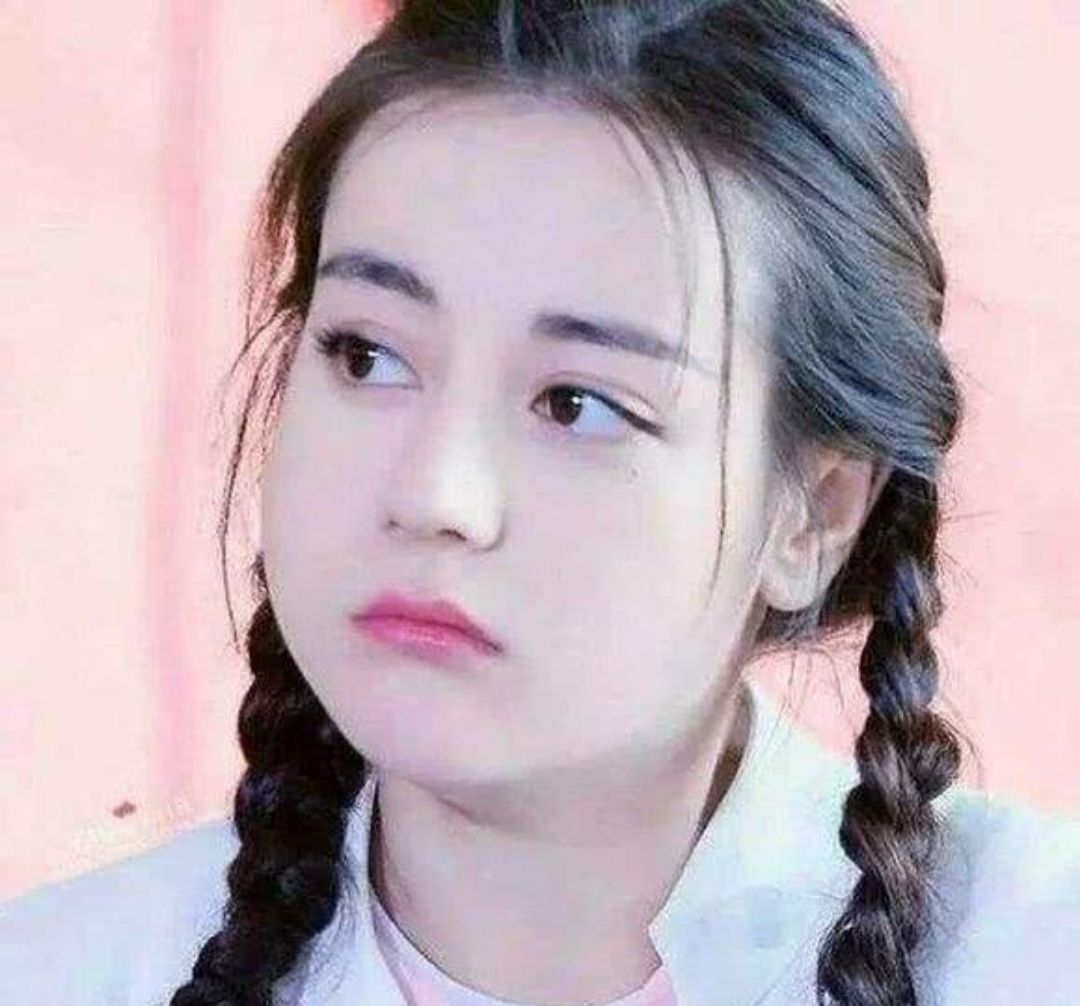 女星变成圆饼脸,杨幂怪异赵丽颖很萌,迪丽热巴少女气息爆棚