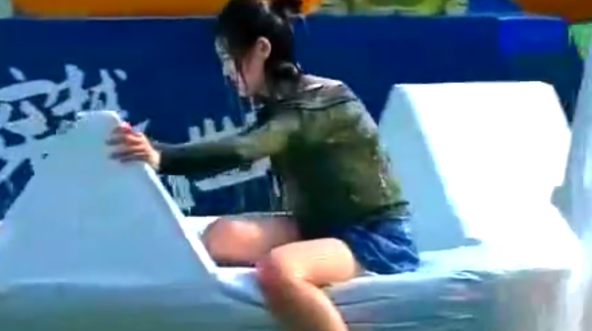 美女高中生来闯关 一波三折体力不支终落水