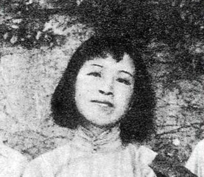 江青年轻时的形象到底有多美?张治中夸她比宋美龄还漂亮,你怎么看?