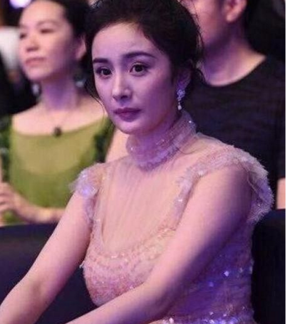 女星穿蛋糕裙,关晓彤老十岁,杨幂胖十斤,只有迪丽热巴镇住了!