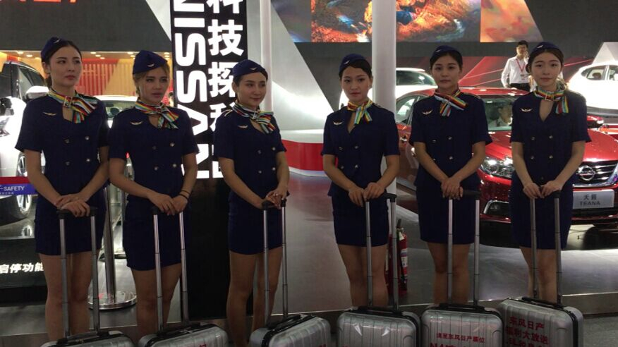 美女车模化身空姐扎堆国际车展吸引眼球