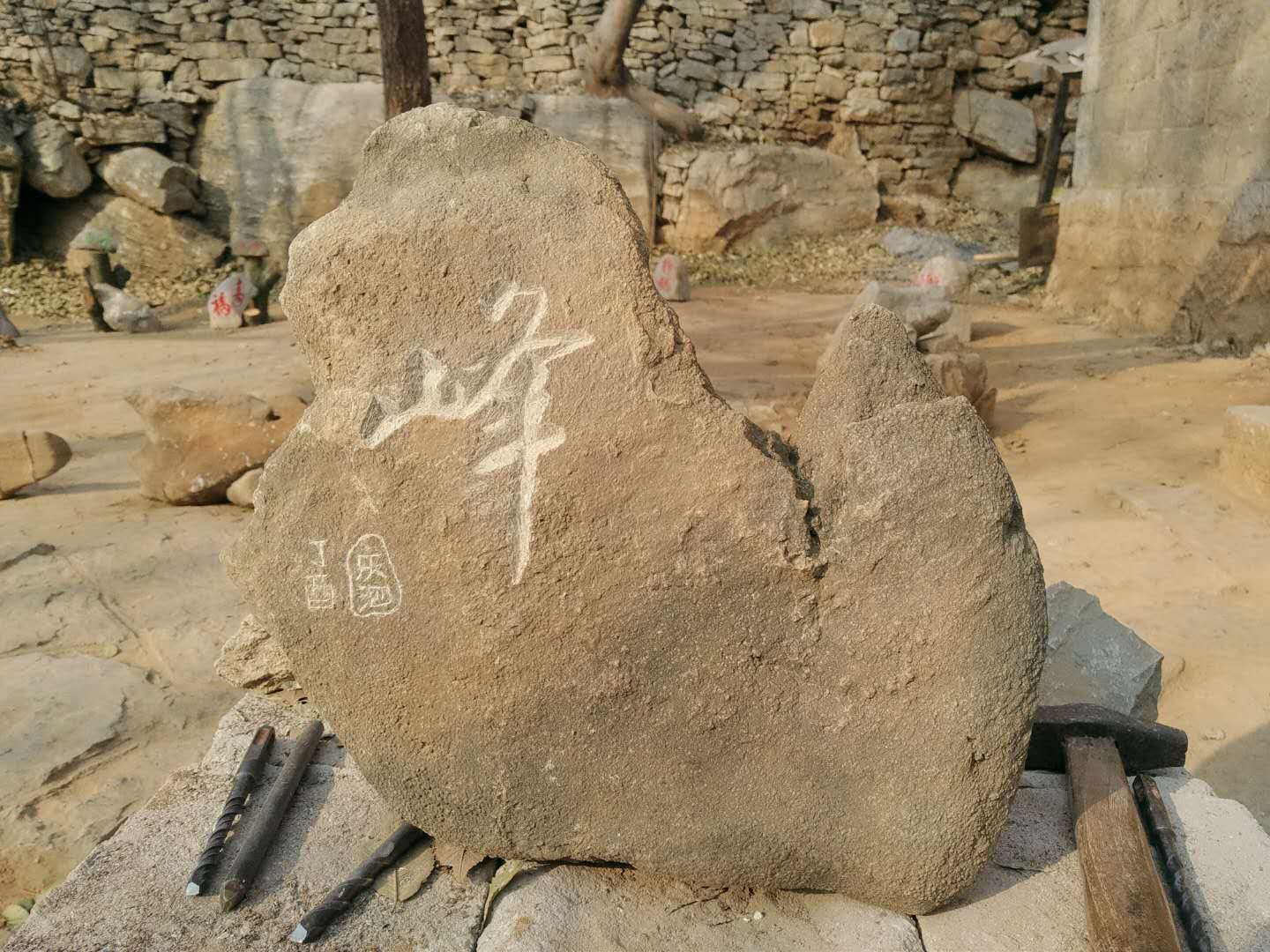 山东民间艺人孔庆泗:石头上手工雕刻梅兰竹菊