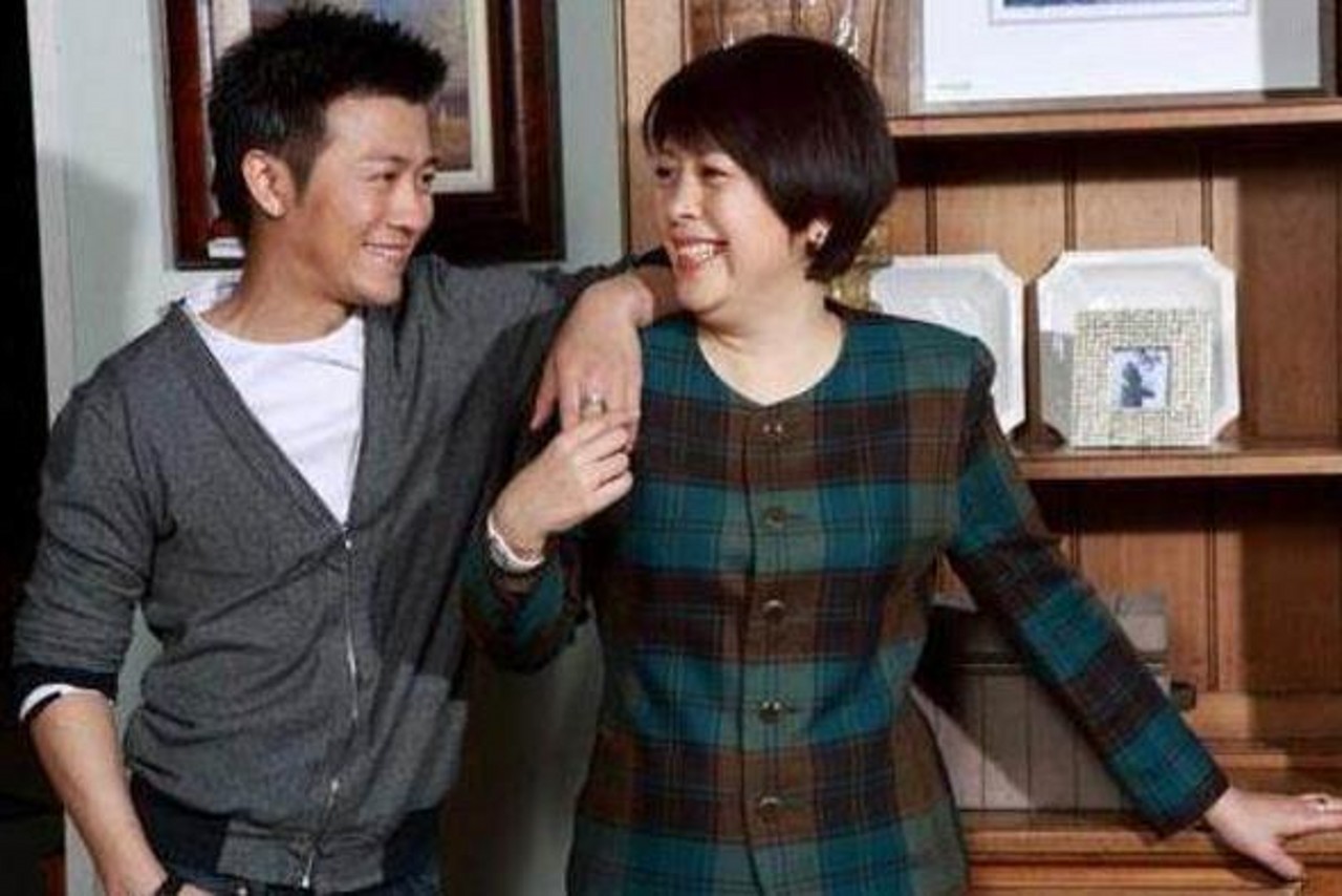 女星史蒂芬妮与儿子在海边度假,两人不像母子关系,反而更像情侣.