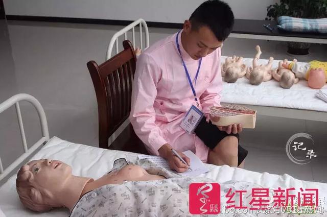 男性催乳师月入2万"为别人减轻痛苦 乳房到底能不能按摩?