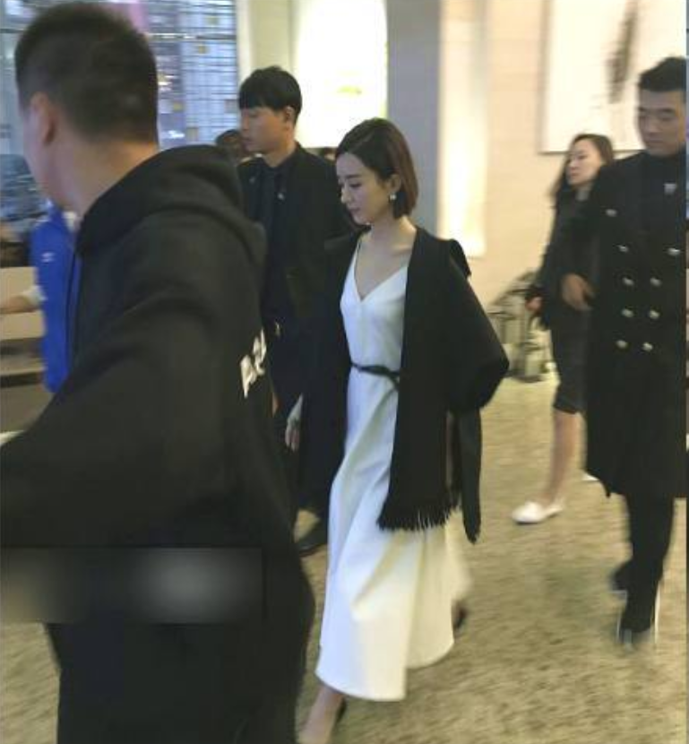 原来赵丽颖也瘦出了排骨胸,看起来整个人像似个平板,给人弱不禁风的