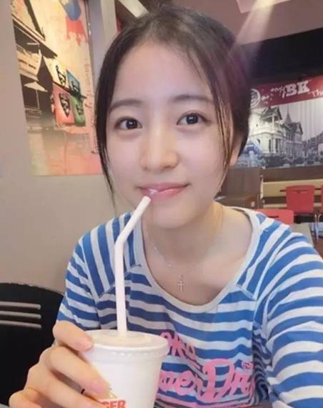 她是网剧《上瘾》中白洛因的前女友,现实中的她比赵丽颖温婉可人
