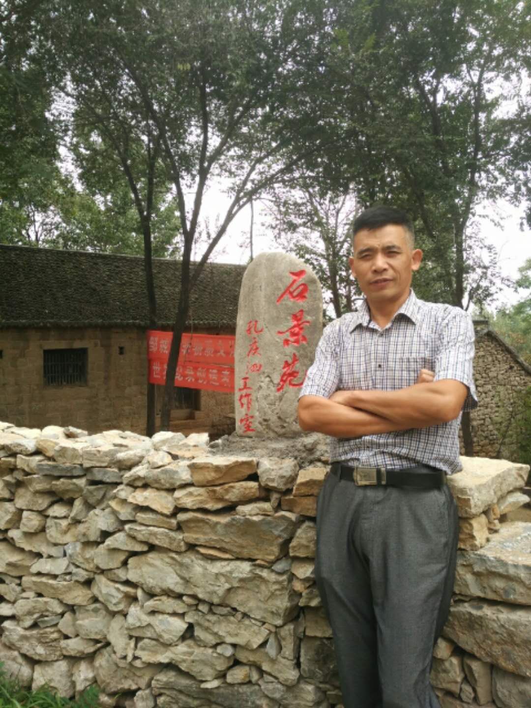 山东民间艺人孔庆泗:石头上手工雕刻梅兰竹菊