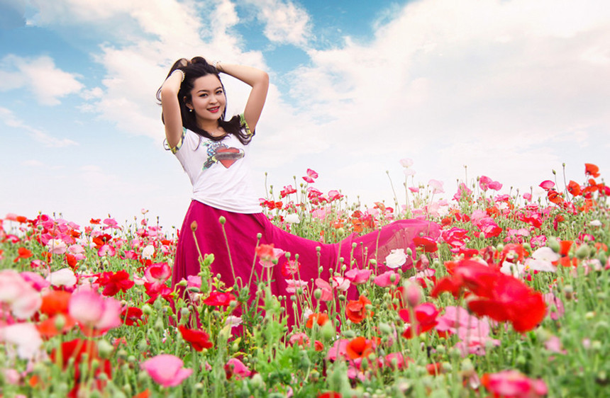 鲜花丛中的清纯美女