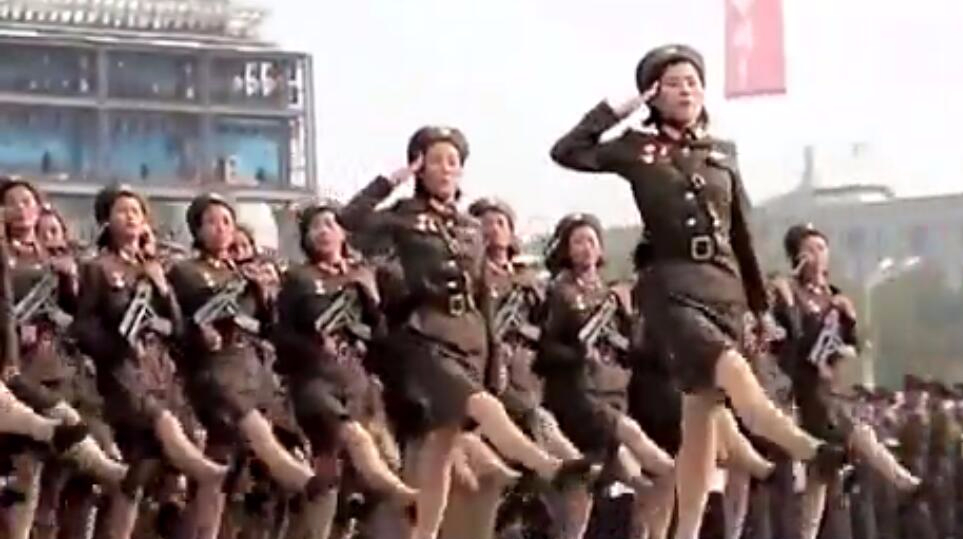 为让朝鲜女兵更具美感和观赏性,全部换穿紧身裤,这有点太过分了吧!
