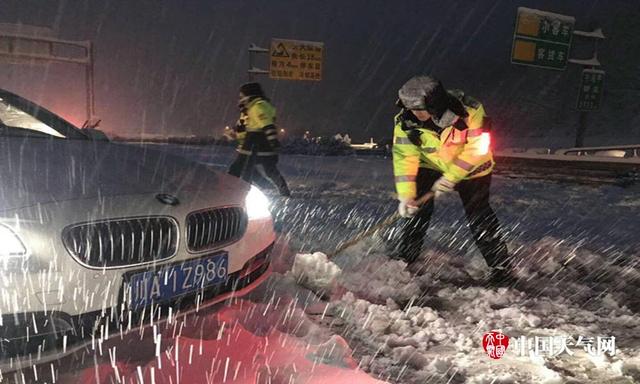 四川雅安:雅西高速拖乌山段遇暴雪袭击