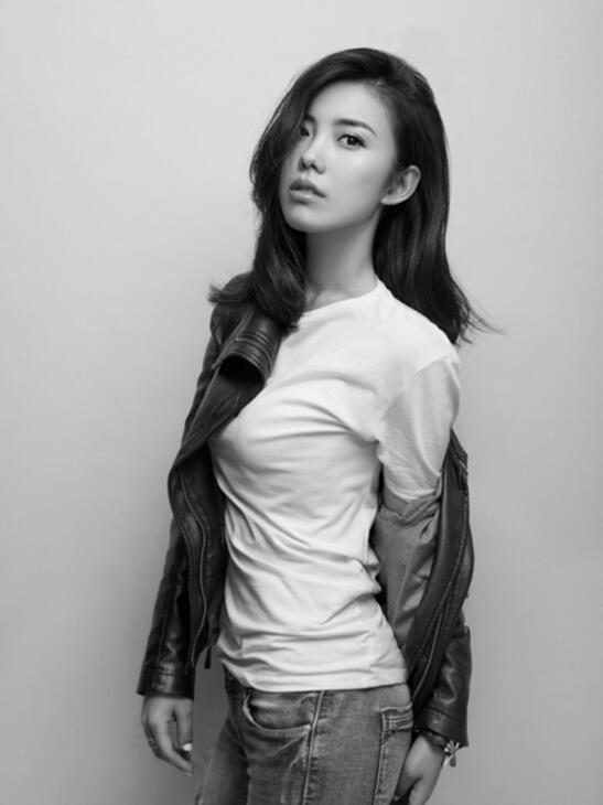 李俐璇黑白大片 眼神清澈慵懒举手顿足间凸显了别具一格的迷人美