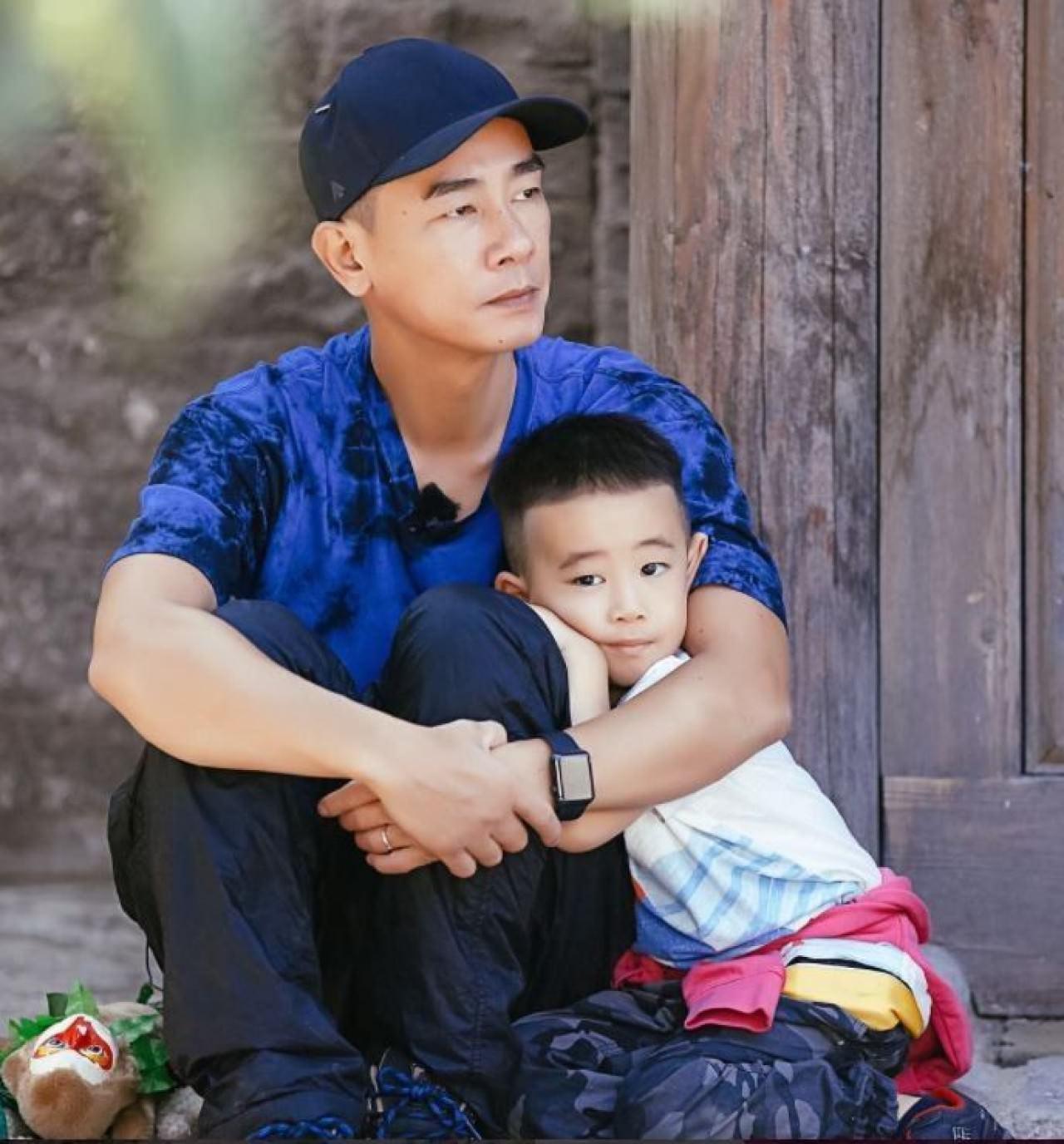 小小春在自我介绍时笑翻网友,其实是陈小春教儿子如何保护自己!