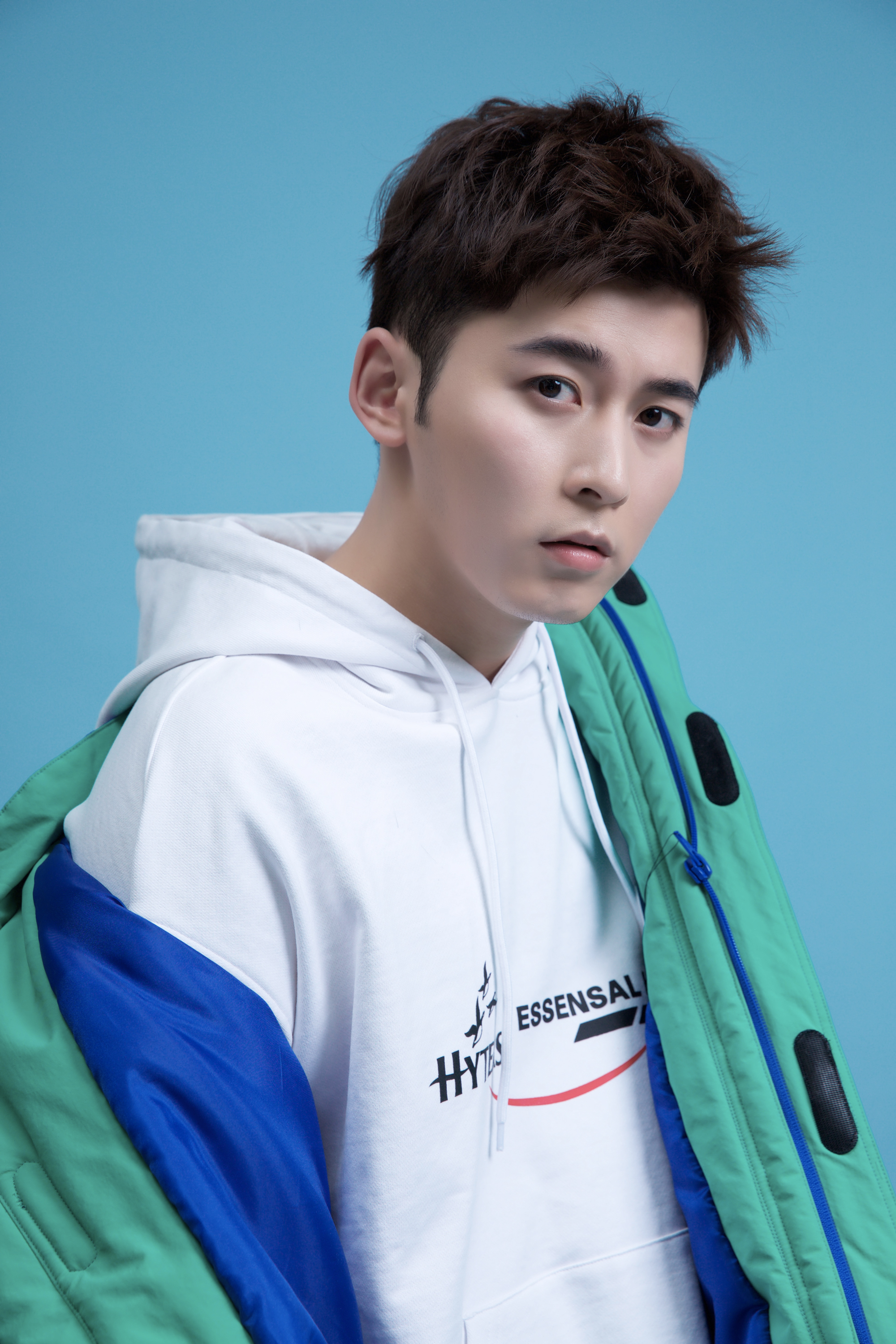 柴格撞色青春对抗黑色系 反转风格魅力超强