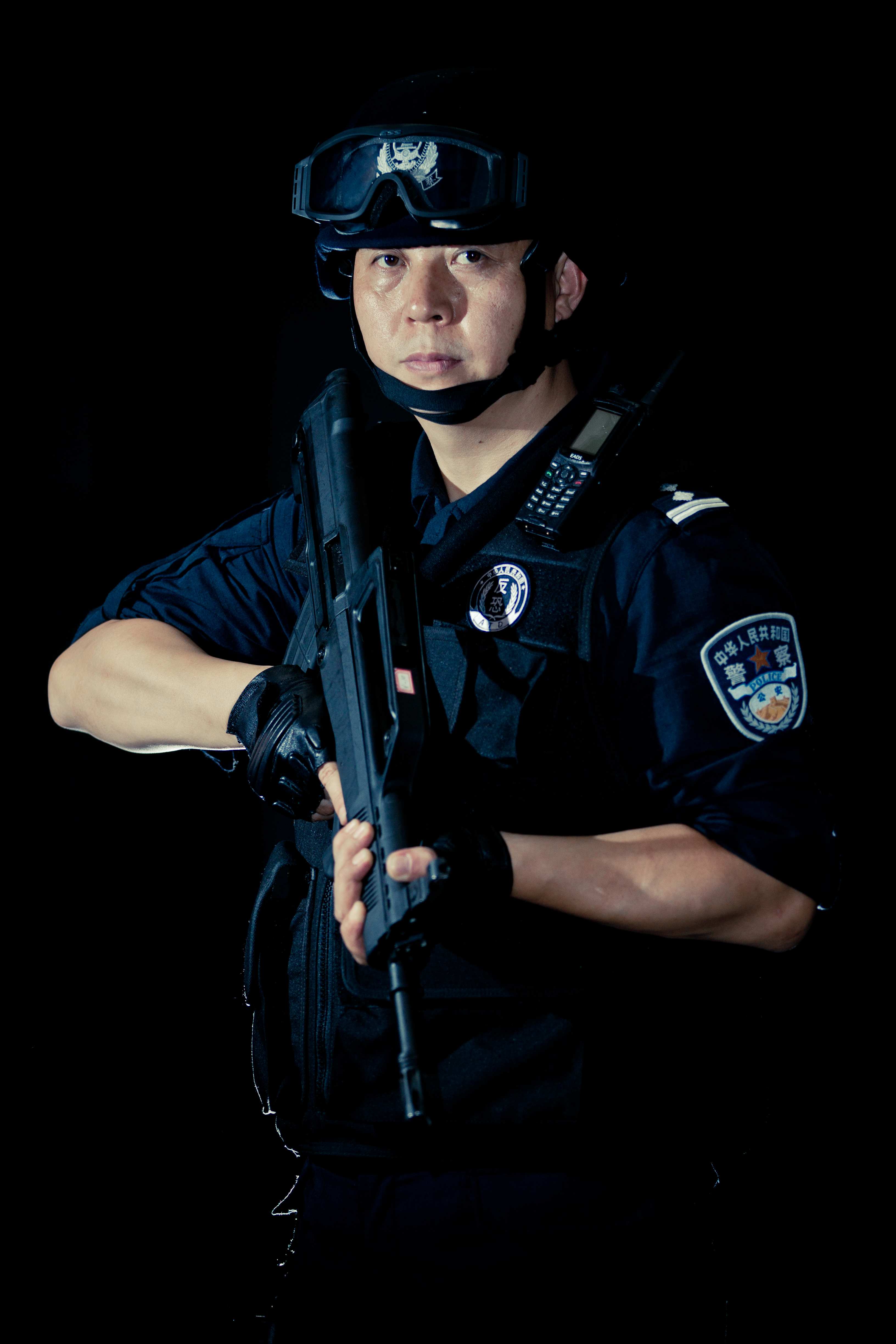 住酒店遇到有警察查房,网友:别开门!这是一个假警察!