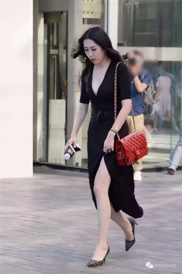 街拍:黑色深v高开叉连衣裙,  让你女人味十足