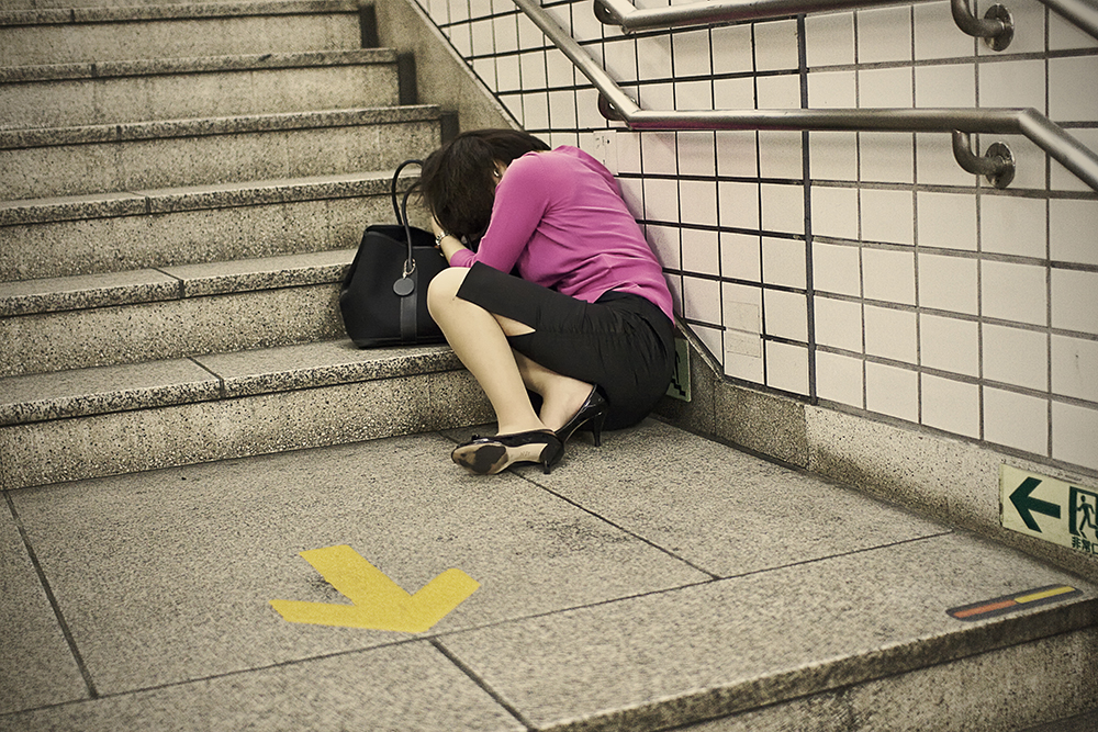 奇葩的日本东京街头 在哪里倒下就在哪里睡觉