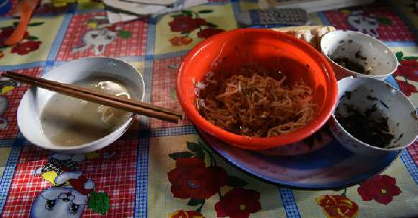 跨年前夕,孤苦老人獨守窯洞,稀飯鹹菜