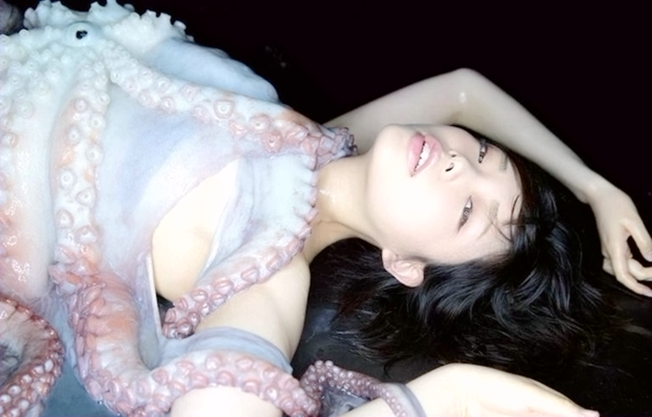 美女模特儿跟18kg章鱼拍照片,身上黏糊糊的,最后章鱼就悲惨了!