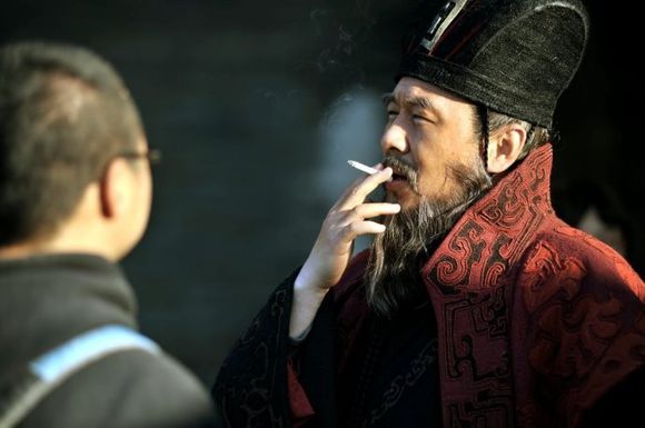 新三国花絮刘备抽烟图片