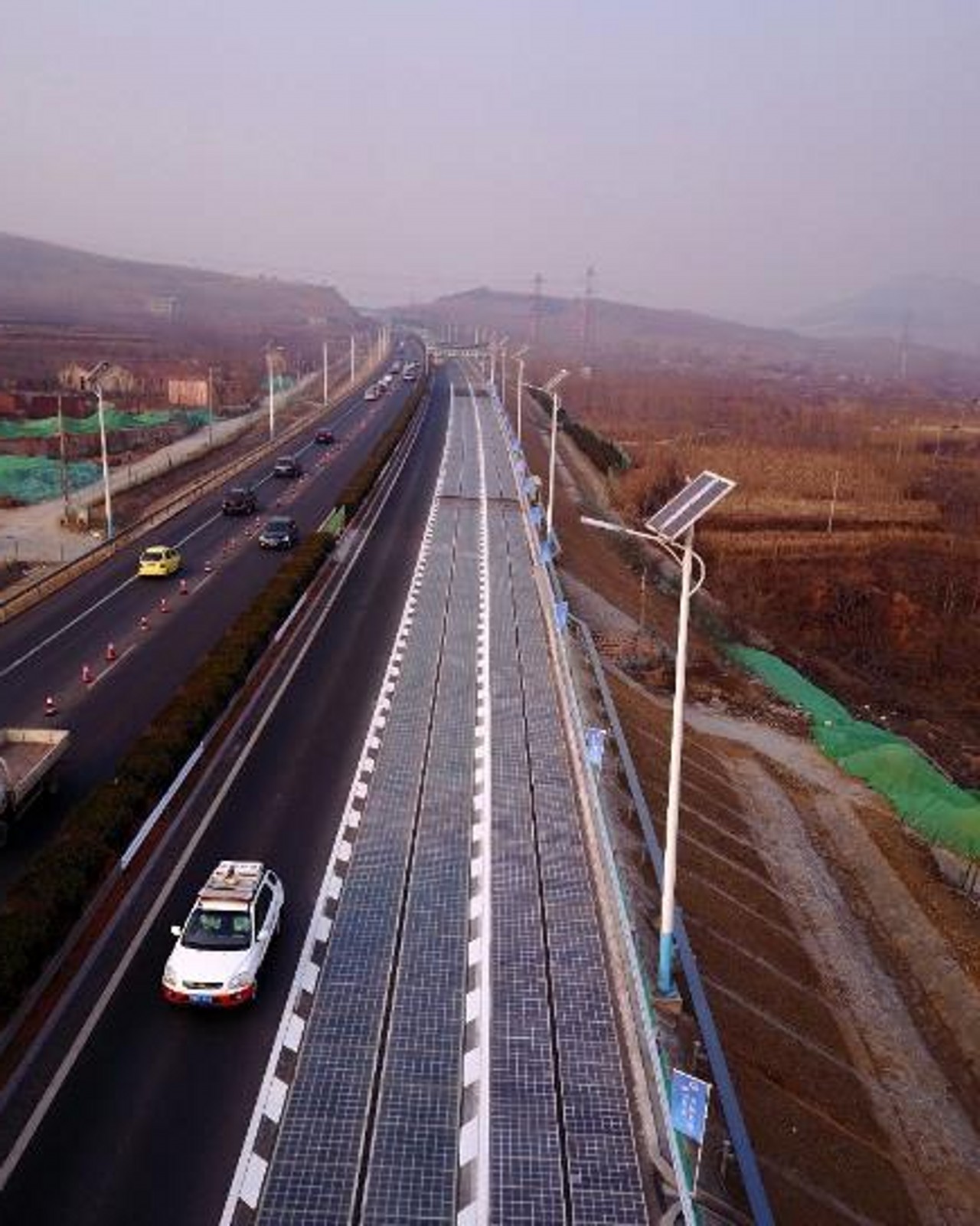 真牛!昨日山东济南世界第一条光伏高速公路通车运行,路面可发电