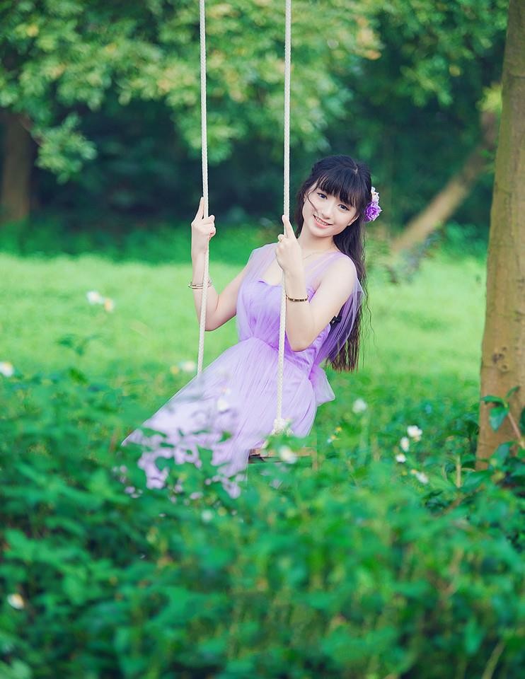 荡秋千的紫衣少女