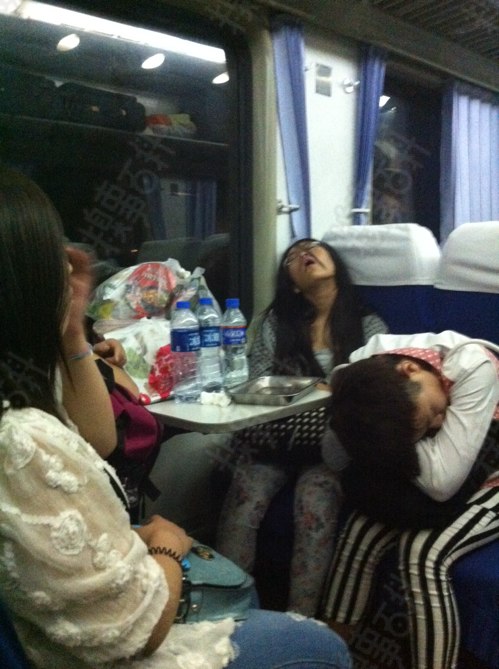 女孩火车硬座睡觉图片