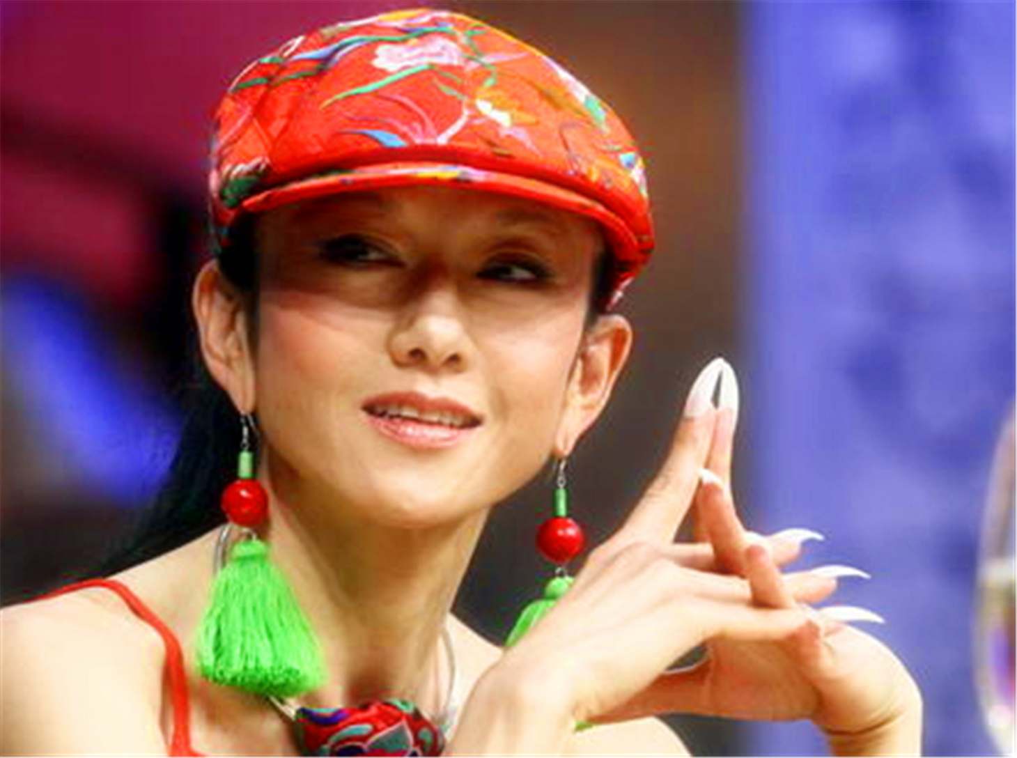 这是杨丽萍少有的不戴帽子的时候,看到这张照片,我