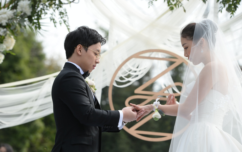 图为奥运冠军邹凯与周捷婚礼上互带结婚戒指
