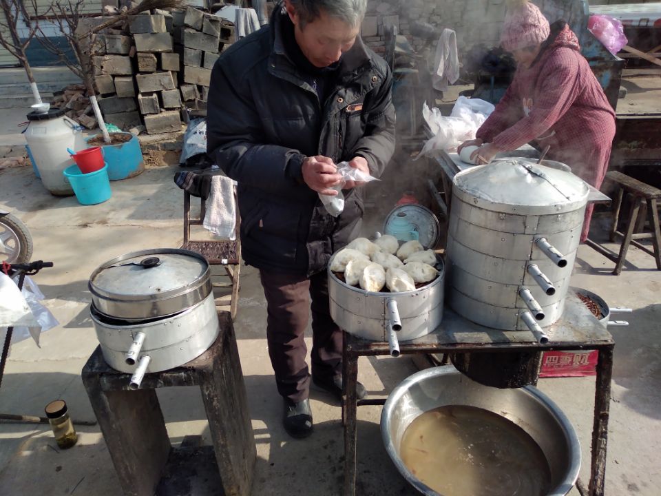 农村集市上的流动包子摊,虽然很简陋,包子口味却不错