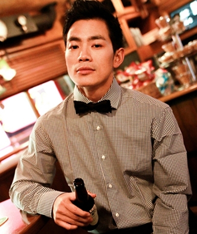 朱晓辉曝光了一组最新写真,手握棕色啤酒瓶,随性洒脱又酷帅不羁