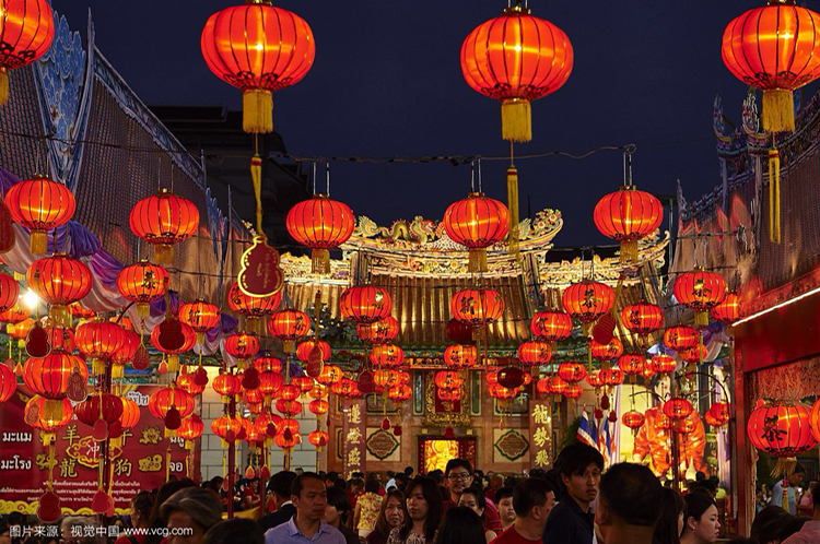 过年大街上的景象图片